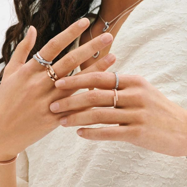 New Sparkling Star Women's Original Logo Hollow Heart Ring For Girlfriend and Family Holiday Fashion Jewelry Gift - 图片 3